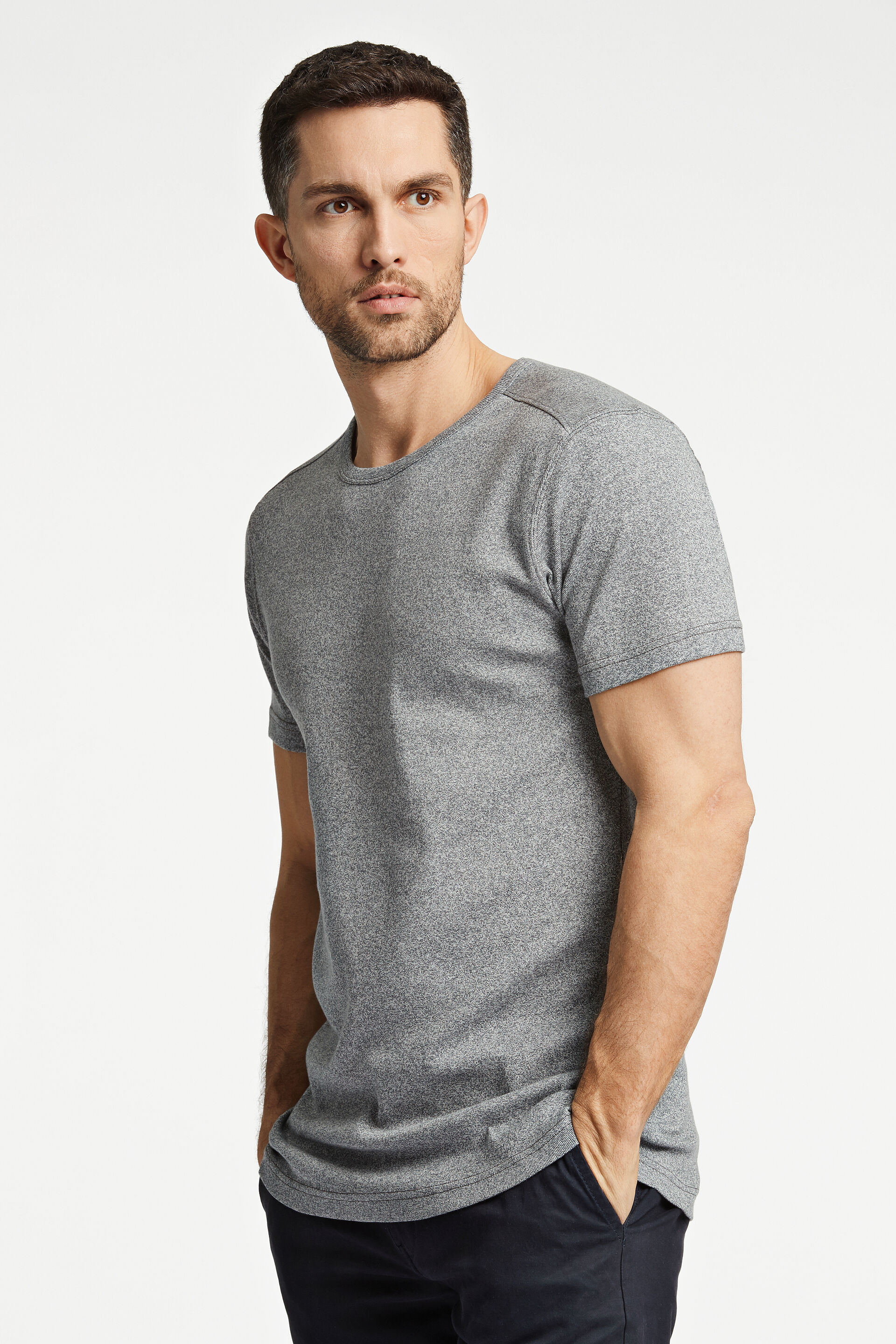 Model i grå Lindbergh T-shirt